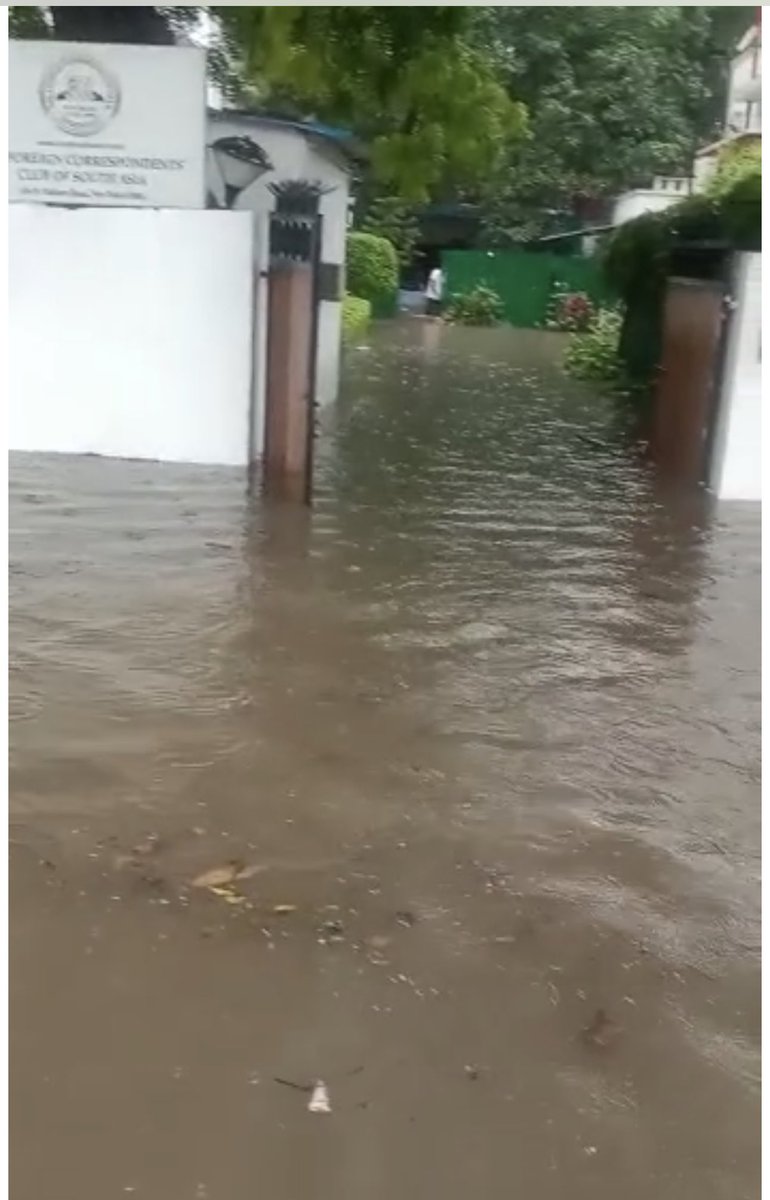 SuyashBhatt2's tweet photo. झीलों की नगरी #दिल्ली में स्वागत है। 

#DelhiRains #Delhi #Rain #AAP #Kejriwal_Exposed https://t.co/zAUfxhhliv