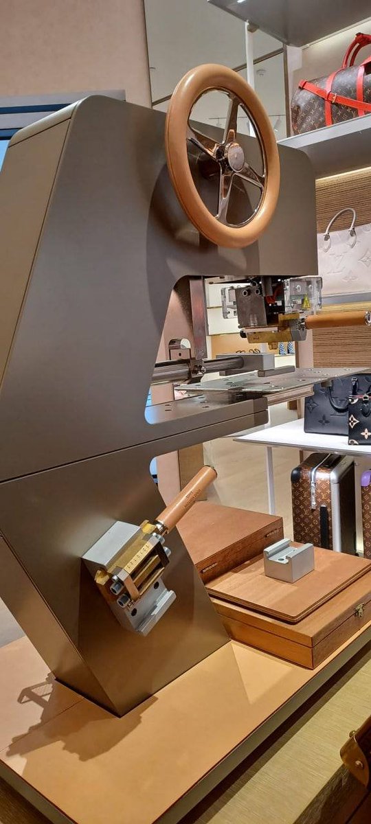 Apple83Ros's tweet image. The #LAOutlets stole my heart (and my wallet) with their unbeatable prices and trendy fashion finds! 🛍️💕 #FashionObsession #OutletLove