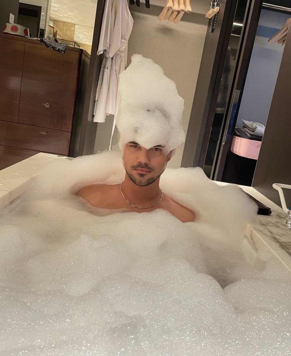 WillfulWerewolf's tweet photo. To be fair, it was @WitchyWhims’ fault when she told me to start a bath for us and then left me unattended with the bubbles. https://t.co/HjI7dJEI9s