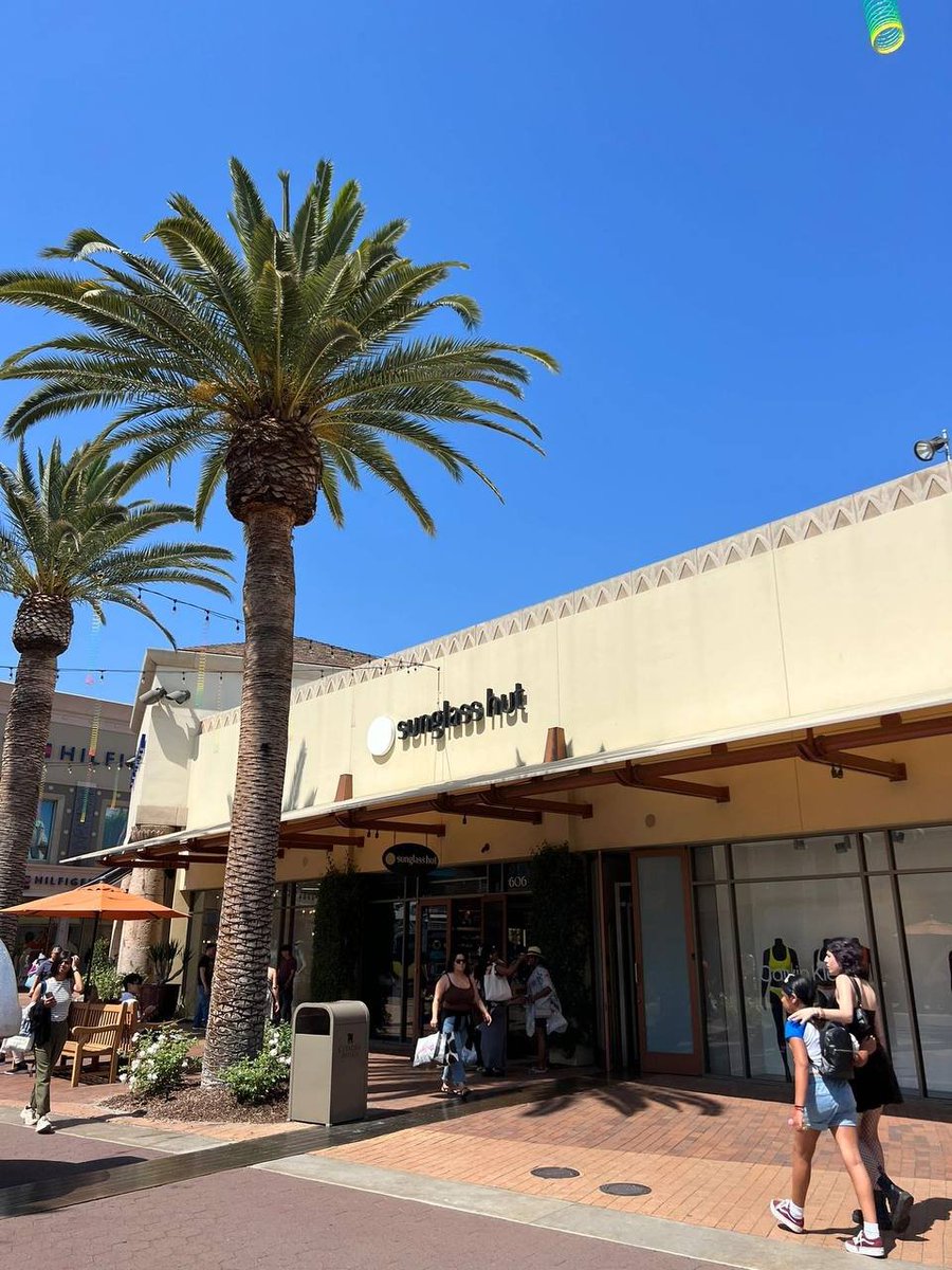 Anna9By's tweet image. Channeling my inner fashionista at the #LAOutlets! The possibilities are endless when it comes to creating stylish looks. 👗💁‍♀️ #FashionGoals #StyleInspiration