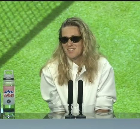 Azarenka was asked if she’s ‘the victim’ after crowd booed her against Elina Svitolina:

“Victim? Victim that someone didn’t shake my hand? Oh, please. She doesn’t want to shake hands with Russian &amp; Belarusians. I respected her decision. What should I have done. Stayed &amp; waited?”