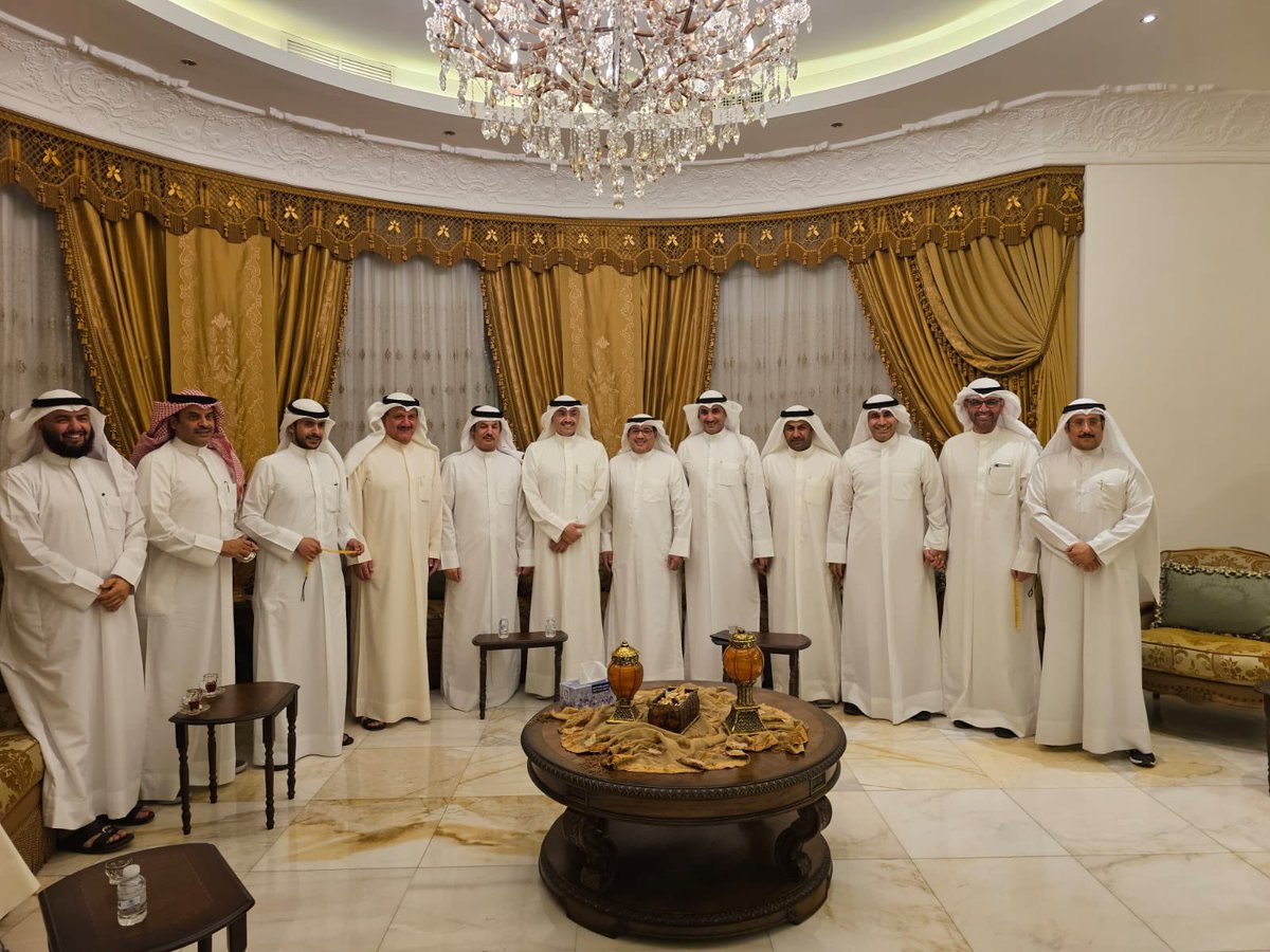 نائب رئيس مجلس الوزراء ووزير الدوله لشؤن مجلس الوزراء ووزير الدوله لشؤن مجلس الامه عيسى الكندري ونائب رئيس مجلس الامه محمد المطير والنواب فهد بن جامع وحمد المدلج واسامه الزيد ومحمد الرقيب وخالد الطمار والوزير السابق جمال الجلاوي
في
دعوة عضو المجلس البلدي 
سعود عبدالرحمن الكندري