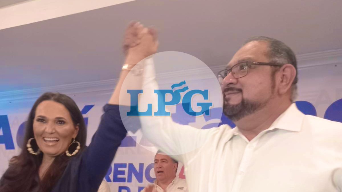 LauraPocaSV's tweet photo. Y tanto que nos pasan criticando a los de la “Diáspora” por opinar
Y #Arena ya Presento su #FórmulaPresidencial y son “2 Diásporos” 😂😂😂
Y la “Suciedad” Civil también tiene su Diásporo de #LuisParada de candidato de Nuestro Tiempo!
Jajajajaja
Jajajajaja
Jajajajajaja https://t.co/SZwB4X5lqf