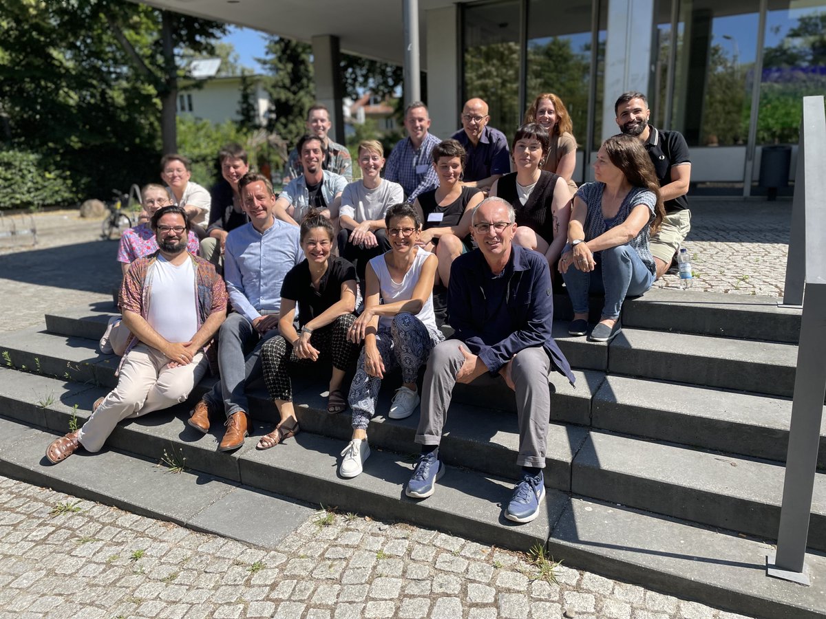 Letzte Woche hatte das <a href="/dfg_public/">DFG public | @dfg_public@wisskomm.social</a> Netzwerk #QueereZeitgeschichten im deutschsprachigen Europa sein Netzwerktreffen hier bei uns an der <a href="/FU_Berlin/">Freie Universität</a>. Vielen Dank an alle Beteiligten für den anregenden Austausch. Wir freuen uns auf das, was in Zukunft kommt!

queere-zeitgeschichten.net