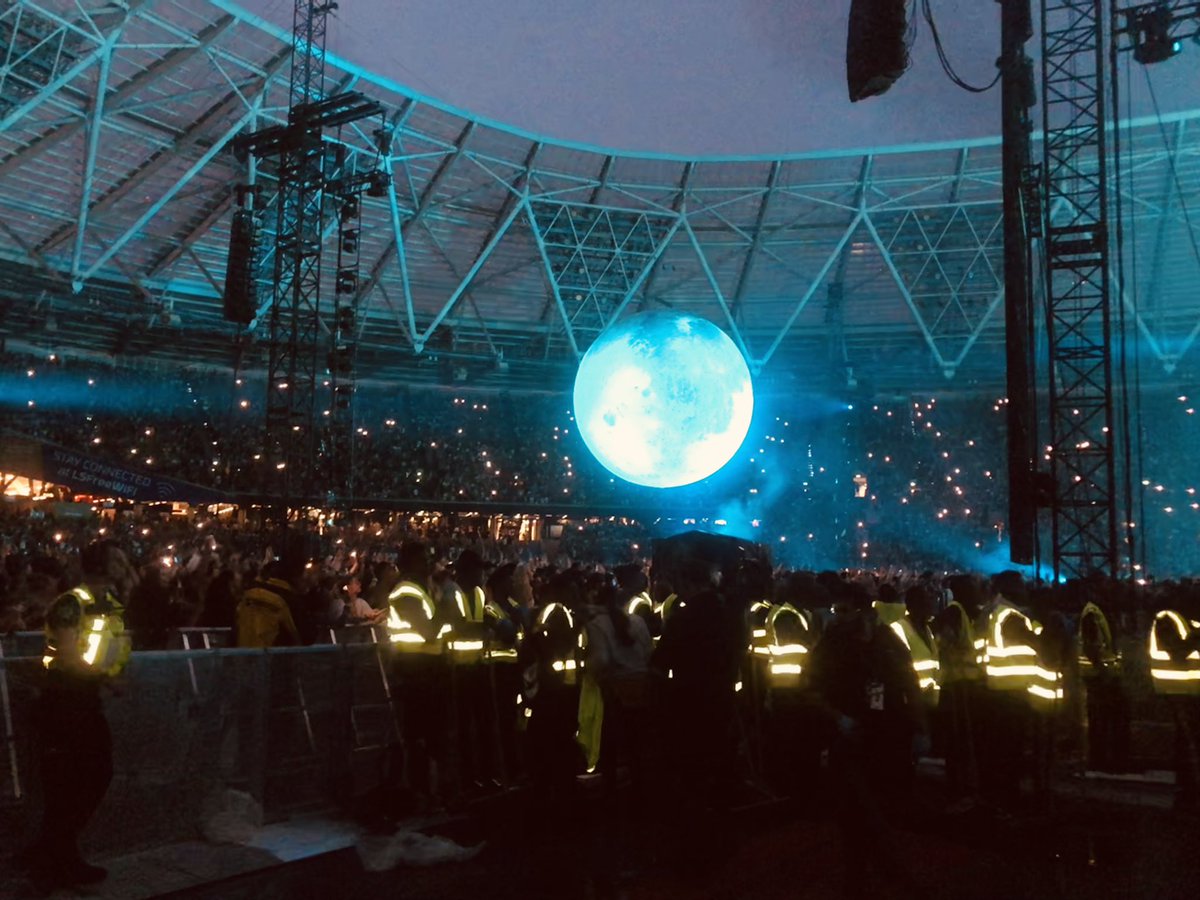rokhsanafiaz's tweet photo. 🔥@theweeknd at the weekend. 

Record-breaking @AHDawnTour over two nights at the @LondonStadium in the extraordinary @noordinarypark ✨

After Hours Til Dawn in @NewhamLondon. 

#WeAreNewham https://t.co/ylCwfzZXzi