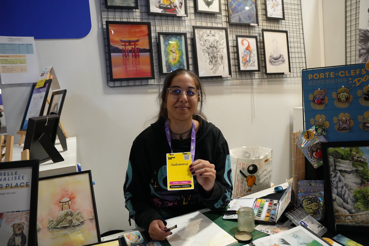 ReneChiquete's tweet photo. So much expression! Like this gracious flamingo hat by (ttv)TallerThanYou2, and a lot of people in the art booths! Like (ttv)atelierthetis (https://t.co/BPVc68noJc), (ttv)seven_pots (https://t.co/kFoDGxzT9W), (ttv)ladraweuz (https://t.co/R0kRSACPeU) , @Sezzadactyl &amp; @InnoVatezz! https://t.co/hIJ4Q3iUFy