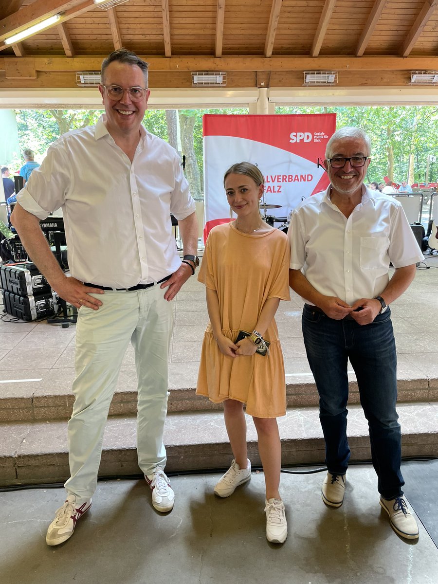 Alex_Schweitzer's tweet photo. Unser #Pfalztreffen: Seit vielen Jahrzehnten der höchste Feiertag der Sozialdemokratie in der #Pfalz. Heute Rekordbesuch - bei Rekordtemperaturen. Fast 700 (!) Gäste über den Tag. Danke, Kevin Kühnert und @katarinabarley! #SPD https://t.co/nfogWZl4wA