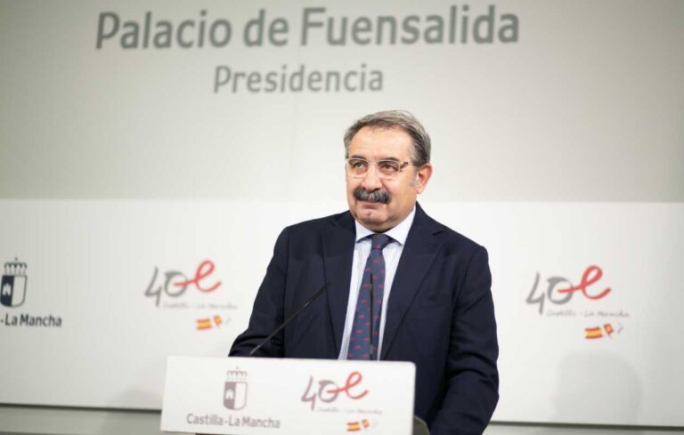 Enclmdiario's tweet photo. Jesús Fernández Sanz, consejero de Sanidad. Uno de los líderes del Gobierno en tiempos difíciles. Todas las miradas se dirigieron a él durante la pandemia y salió reforzado de la misma. Natural de Pedro Muñoz y médico, encara su tercer mandato al frente de la Consejería. https://t.co/vcC2VXO9kN
