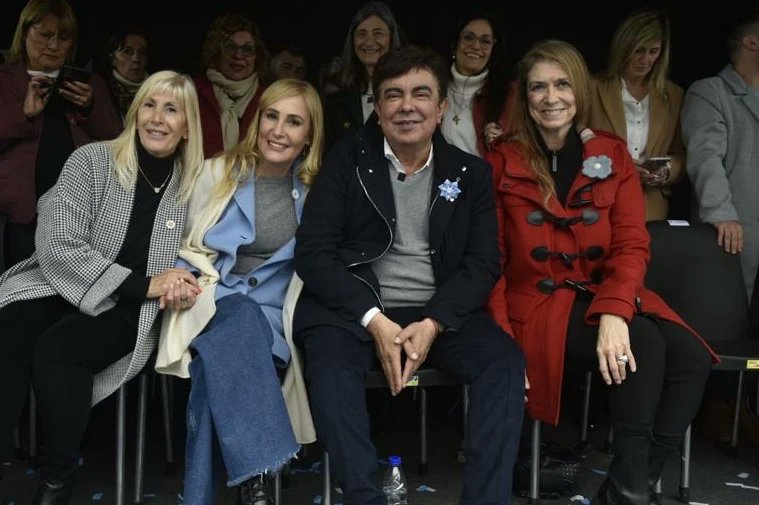 silvia_francese's tweet photo. Día de la Independencia en #LAMATANZA 🇦🇷

Con gran emoción celebramos este día junto a nuestro Intendente @FerEspinozaOK en la localidad de González Catán.

Los vecinos y las vecinas disfrutaron del tradicional desfile colmado de baile, fiesta y alegría. https://t.co/mybPJIjFx7