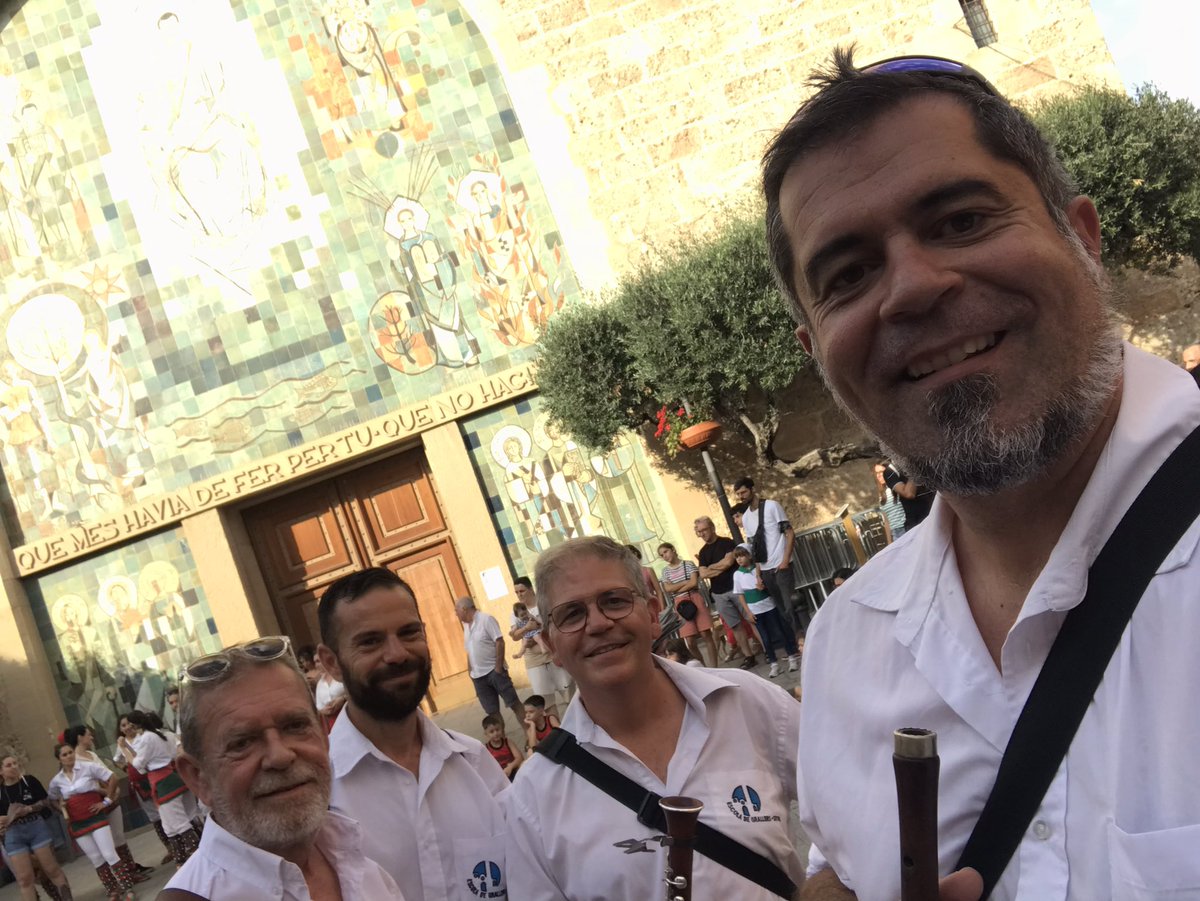 dinapontus's tweet photo. Avui hem acompanyat a la @collanovabdc a la trobada de bastons de Esparraguera… tot i la calor hem xalat com cabrits fent ballar aquets espectaculars bastoners 🙌🏻🙌🏻🙌🏻🙌🏻
#gralla #bastons #timbal #tradició #entrevinyes #dinapontusEnRuta #escolaDeGrallersDeSitges @escoladgrallers https://t.co/0Tee3RISo2