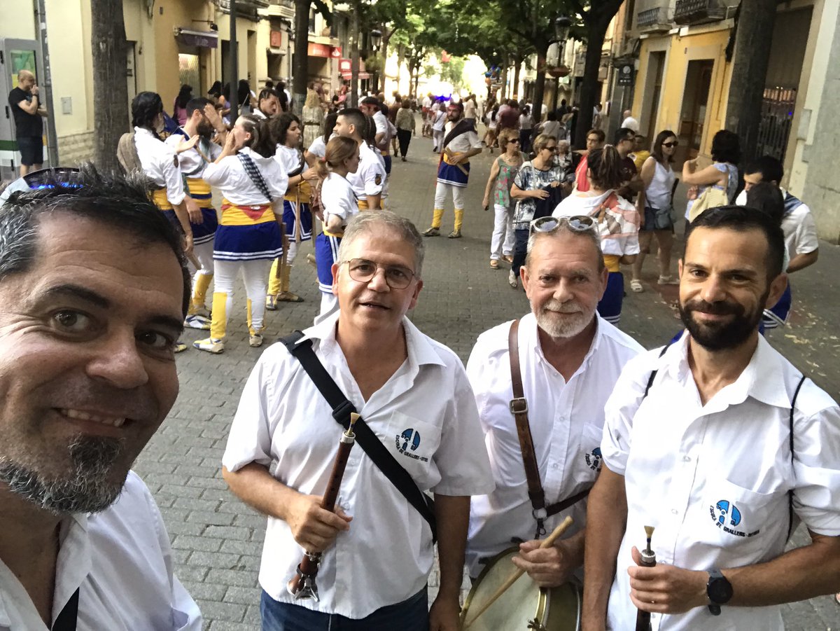 dinapontus's tweet photo. Avui hem acompanyat a la @collanovabdc a la trobada de bastons de Esparraguera… tot i la calor hem xalat com cabrits fent ballar aquets espectaculars bastoners 🙌🏻🙌🏻🙌🏻🙌🏻
#gralla #bastons #timbal #tradició #entrevinyes #dinapontusEnRuta #escolaDeGrallersDeSitges @escoladgrallers https://t.co/0Tee3RISo2
