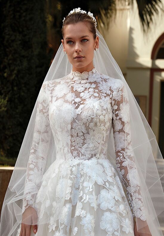 juliems3's tweet image. Please...

For the love of all that is good and holy, make the top half of wedding dresses great again. #modernmodesty