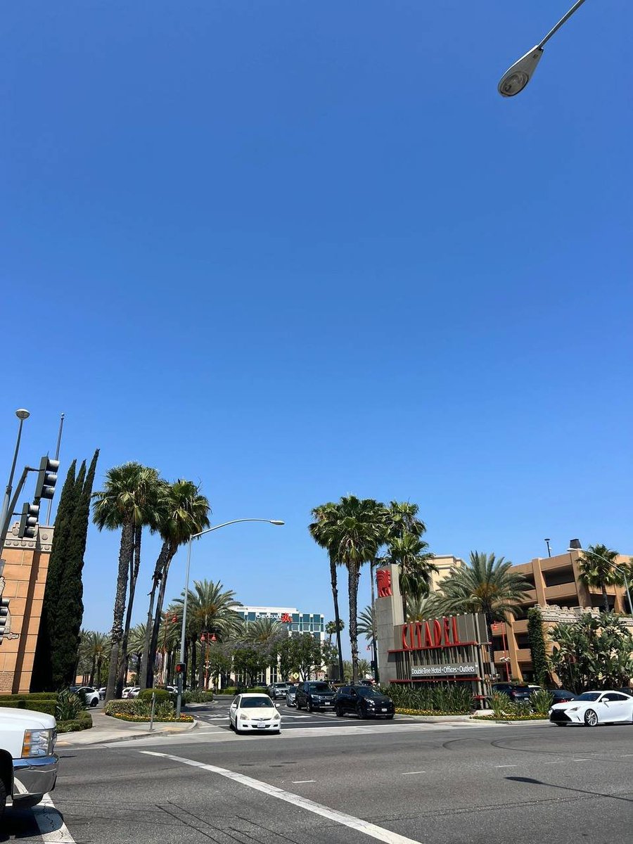 SolomonSotf's tweet image. The joy of finding a hidden gem at the #LAOutlets is unparalleled! It's like striking fashion gold with every discovery. ✨🛍️ #HiddenGems #FashionGoldmine