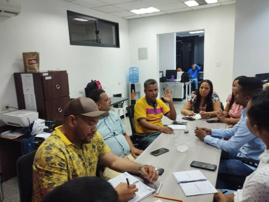 gobiernodelara's tweet photo. #9Jul Rafael La Cruz y Dante Falcón, representantes de @Minpescave2 sostuvieron un encuentro con la Directora de Fundayacucho Lara, Prof. Marlin Castillo, para articular esfuerzos que permitan atender a jóvenes del Consejo Nacional de Pescadores y Acuicultores del Estado Lara. https://t.co/ifKjl7s6lS