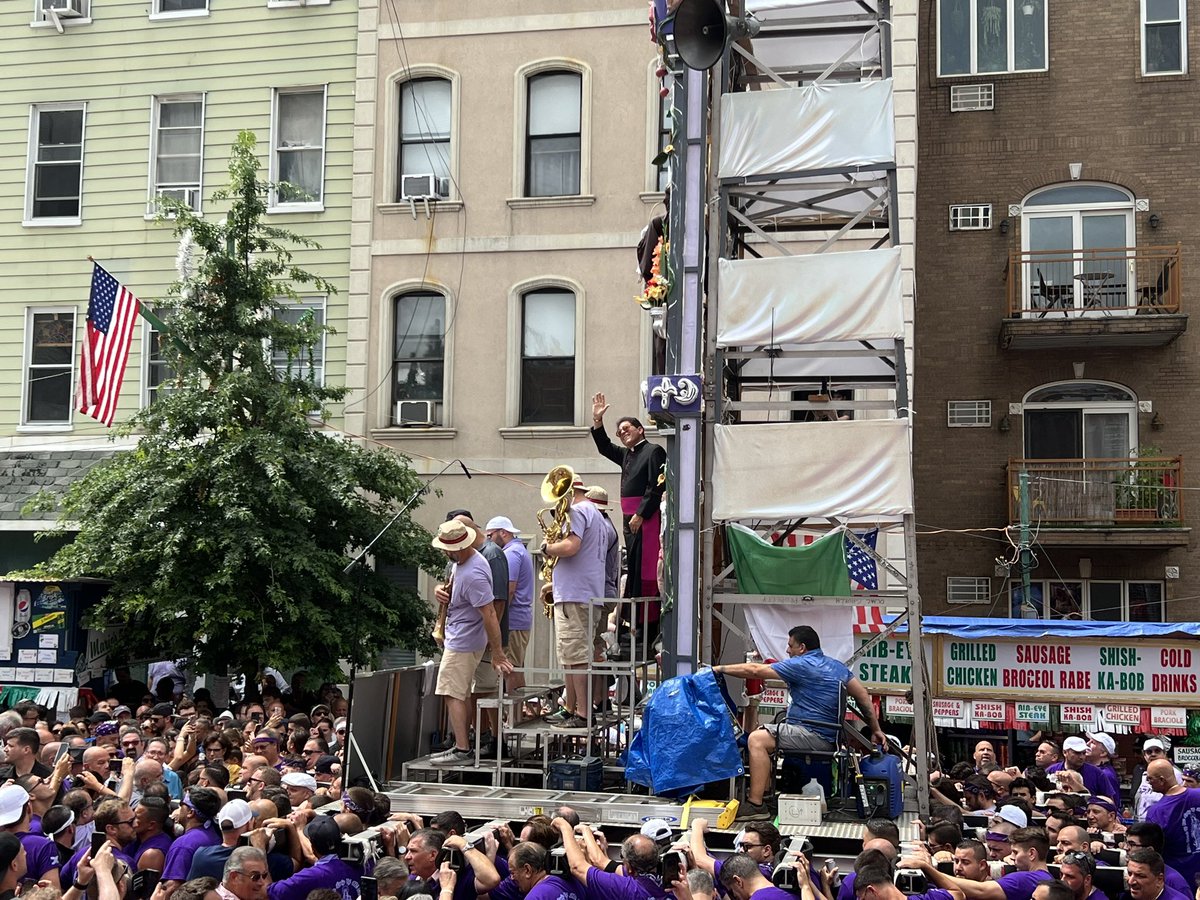BQDiocesePress's tweet photo. The world famous Giglio lift @OLMCFEAST in #Williamsburg #Brooklyn @MsgrJamie https://t.co/4bKtHDbZKd