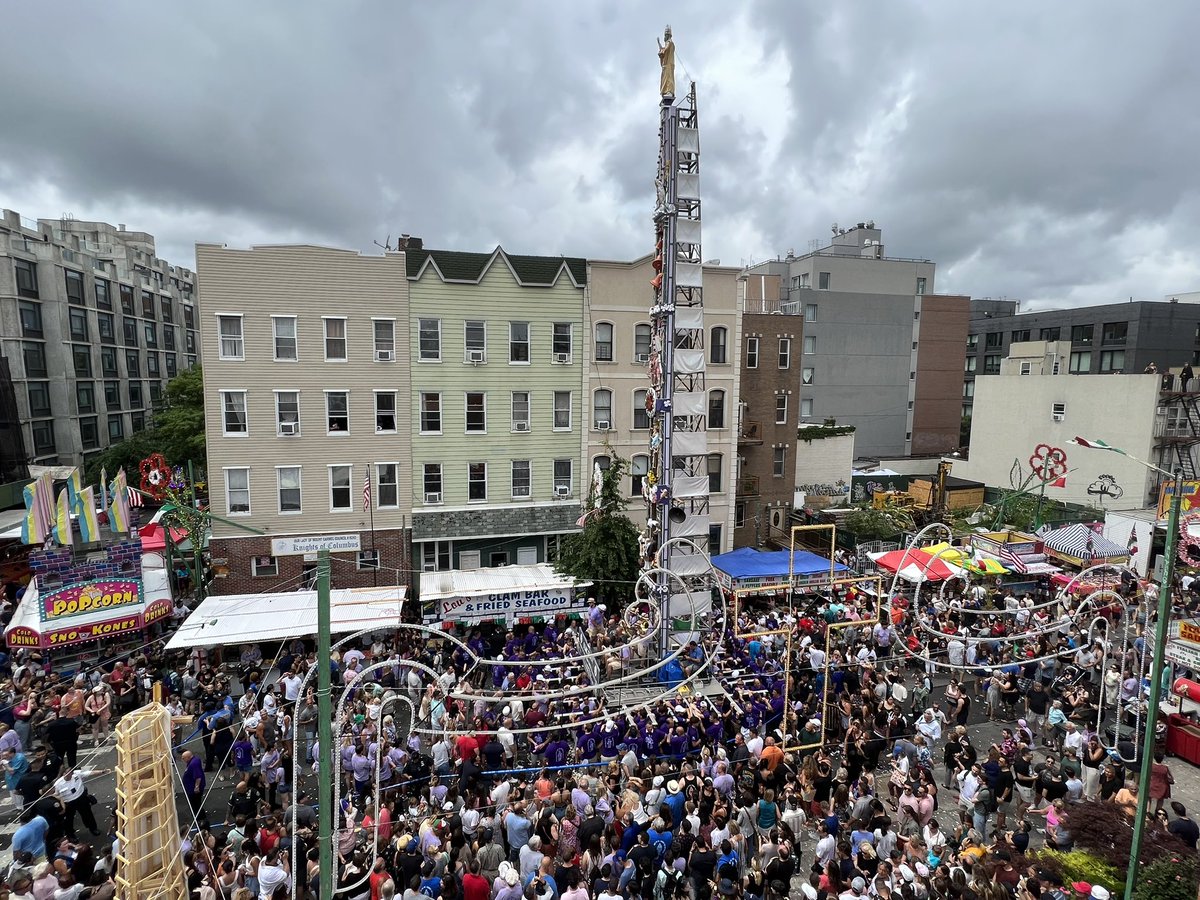 The world famous Giglio lift <a href="/OLMCFEAST/">OLMCFEAST</a> in #Williamsburg #Brooklyn <a href="/MsgrJamie/">+ Jamie Gigantiello</a>