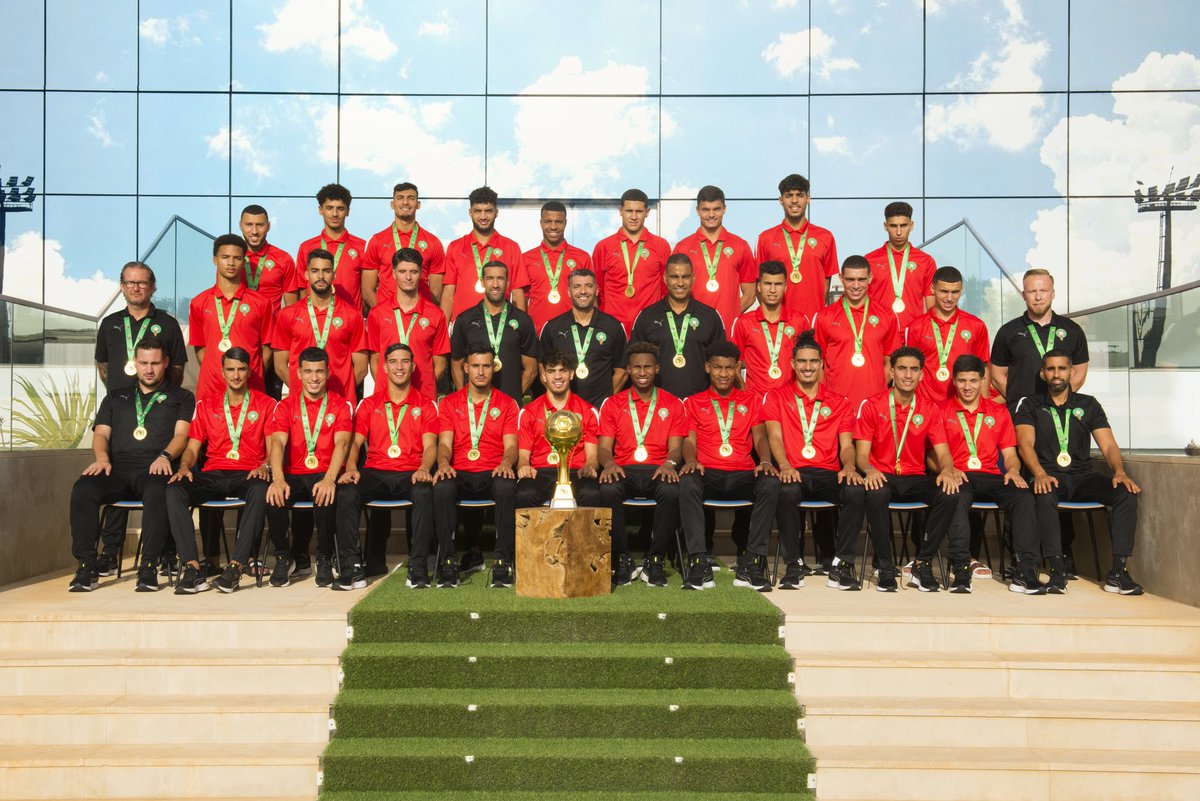 الصورة الرسمية للمنتخب الوطني لأقل من 23 سنة الفائز بكأس إفريقيا للأمم

Official picture of our U23 National Team with the Cup 🏆