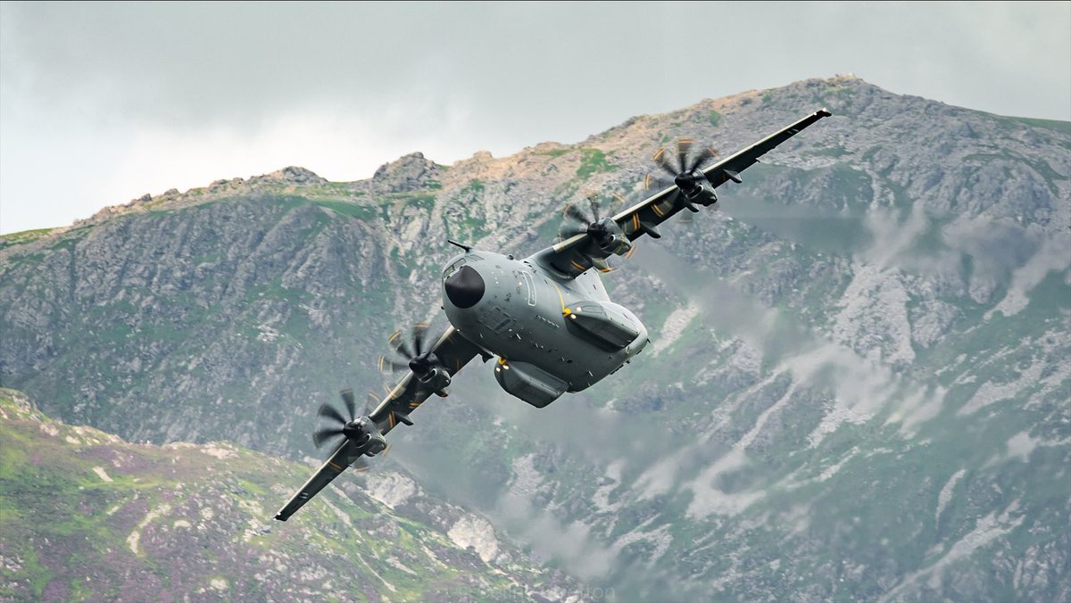 CelineStretton_'s tweet photo. @scottiebateman @Sw47Ad @AirbusDefence @Airbus @RoyalAirForce @UKArmyLogistics @scan_sky @ForcesNews @Callsign_Kodak Not the best photos but still an impressive sight 😊 https://t.co/AR9niw12t1
