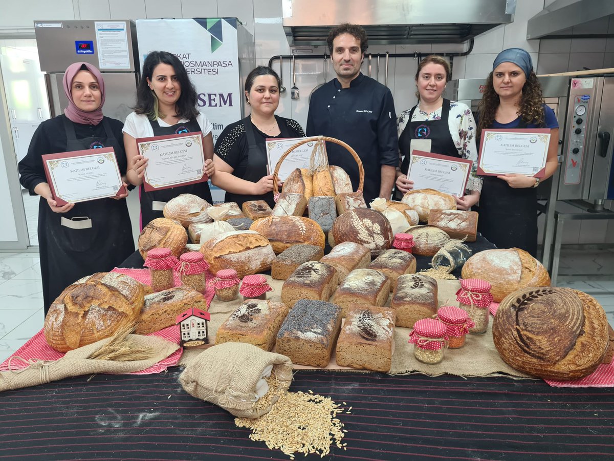 ercannpolatt's tweet photo. Ekşi Mayalı Ekmek Egitimizden Kurs Sonu Klasik Fotomuz. #ekşimaya #tokat #souldbread #togü #togüsem #ercannpolatt #ekşimayalıekmek #üveyik #siyez #çavdar #tambuğday https://t.co/oXd1e2XIod