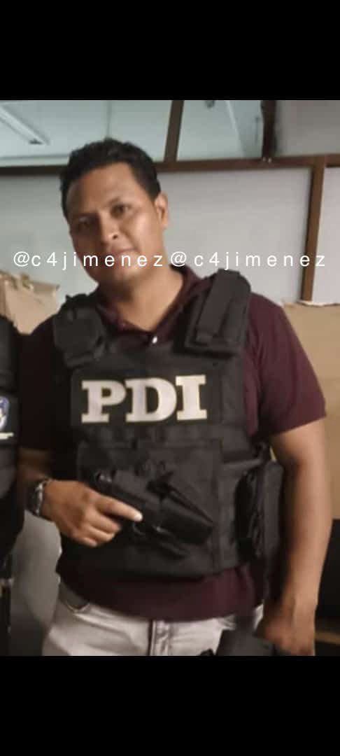 c4jimenez's tweet photo. AGENTE INTENTA DETENER a CHOFER q LO CHOCÓ…  LO ARROLLAN y LO MATAN
Omar Glz Pérez, agente d @PDI_FGJCDMX
Un tipo d 19 años q iba en una combi por Chimalhuacán, chocó con su auto.
Él bajó, se le puso enfrente y le ordenó detenerse.
Lo arrollaron y murió.
@FiscaliaEdomex indaga https://t.co/0azkYY5B7n