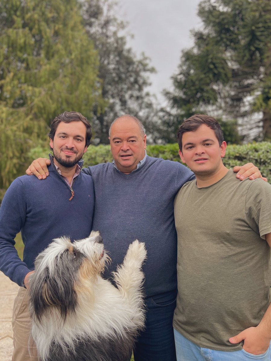 NachoFagalde22's tweet photo. Este domingo nos sobraron excusas para celebrar… 🥂

Día del padre con @FagaldeAlvaro 🥇

Los 24 de @PipeFagalde 🤜🤛

Los 25 de @matiestefan y @_merceestefan_  !  🫶🏼

Se recibió mi Primo y colega  @diego14eg 🙌🎓

Cartón lleno ✅ https://t.co/qrd0phRP7b