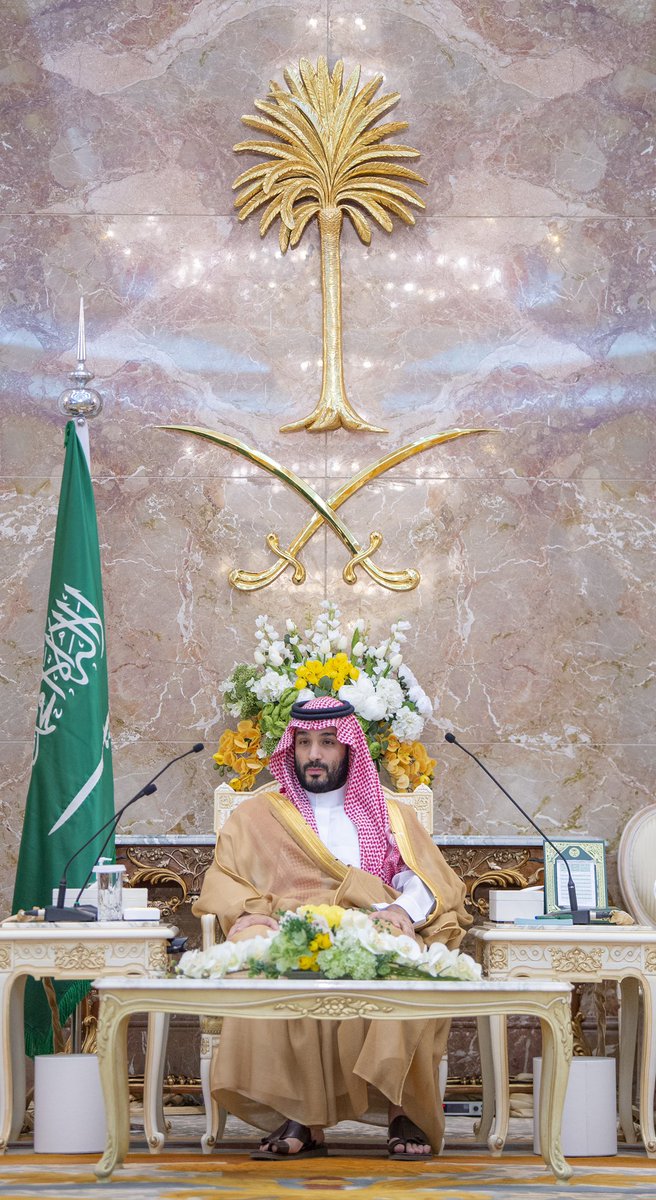 إليهِ انتهاءُ المجدِ أم عندهُ ابتدا
هو المجدُ ليس المجدُ إلا محمدّا

ولا يُعْذَرُ الحُسّاد في الغلّ مُطلقًا
ولكنَّهُ الإنجازُ يصنعُ حُسَّدا

بعيدٌ على أعدائهِ خَدْشُ ظِلِّهِ
كَبُعْدِ الضَّلالِ الفَجِّ عن واضحِ الهُدى

عَصيٌّ على أعدائه حَجْبُ خَيْرِهِ
سُدى حجبُ نورِ الشمسِ