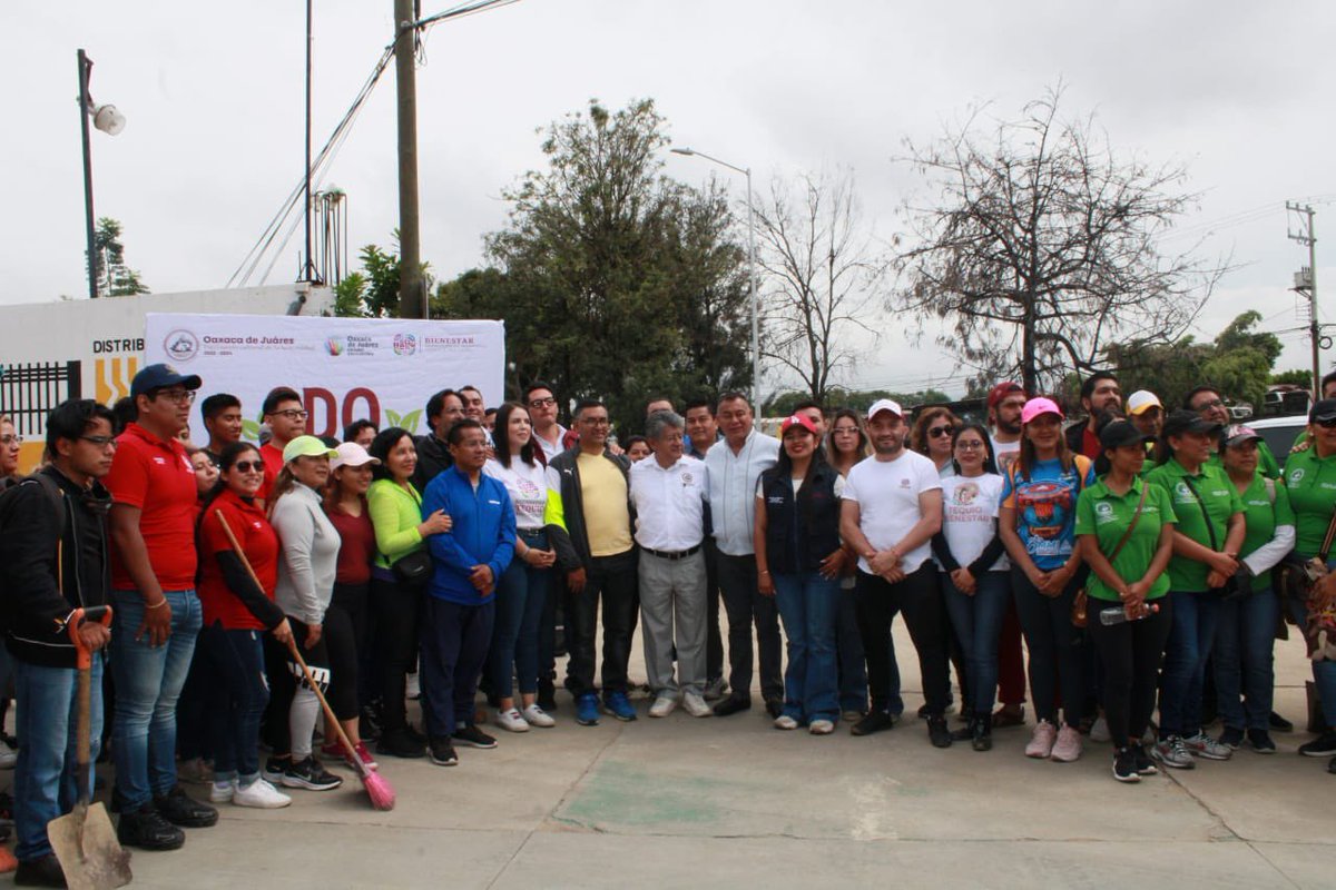 ElpidioJeal's tweet photo. Participé, junto a todo el equipo @COPEVAL_GobOax en el #MacroTequio Guelaguetza-Bienestar con el objetivo de mejorar los espacios públicos de nuestro estado y transformar su imagen, esto, dentro del contexto de #JulioMesDeLaGuelaguetza
#SomosUnPuebloTransformandoSuHistoria https://t.co/nEK1NvRPbC