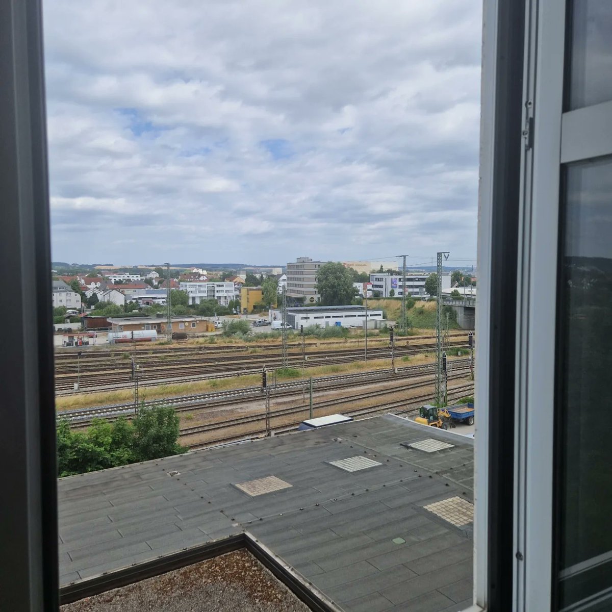 danseelig_la's tweet photo. Und um beim Thema zu bleiben, gleich noch die Betrachtung von oben...

#LastPost #LandshutHauptbahnhof #BrandtSchokoladen #HauptbahnhofLandshut #Wolfgangsiedlung #LandshutWolfgang #BrandtSchokolade #Landshut #Brandt #StadtLandshut #Landshutvonoben #stadt_landshut #EchtSeelig https://t.co/odRUHUJGxM