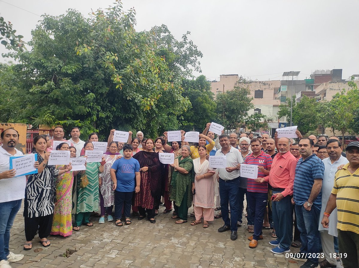 FbdExpress's tweet photo. @cmohry @Dchautala @vikramyadav @mcfaridabad @MCFBD2
स्प्रिंग फील्ड कॉलोनी,सेक्टर-32 के निवासियों ने कॉलोनी की एंट्री पर शराब ठेका खुलने को लेकर प्रदर्शन किया,वार्ड-26 पार्षद अजय बैसला ने कॉलोनी वासियों का साथ दिया और ठेका बन्द करवाया,लोंगो का कहना हैं की ठेका अवैध हैं https://t.co/tMEVaNprx9