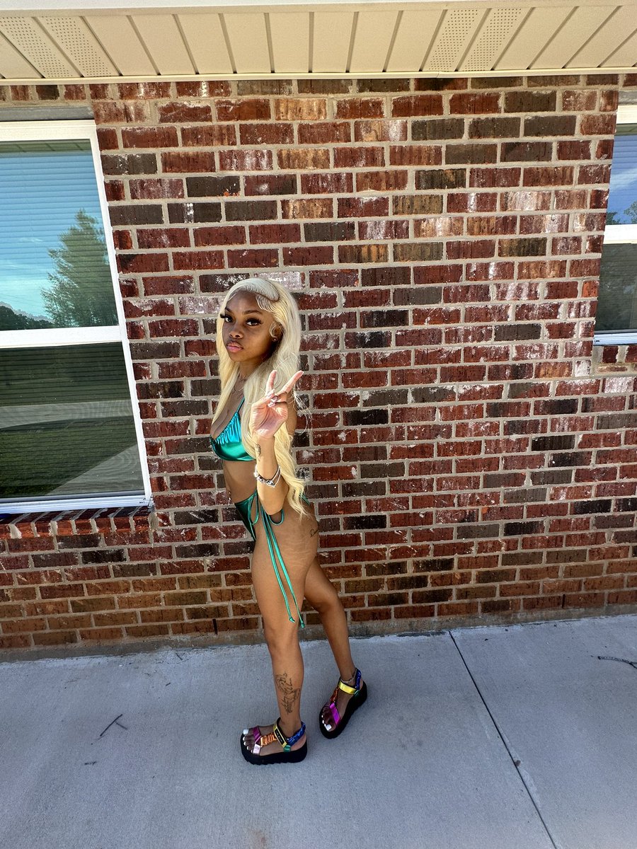 meccieeeeee's tweet photo. what they got on me bodies &amp; a couple years? 🤩 #raepoolparty #ineverpostonhere https://t.co/BQqYim3E4Y