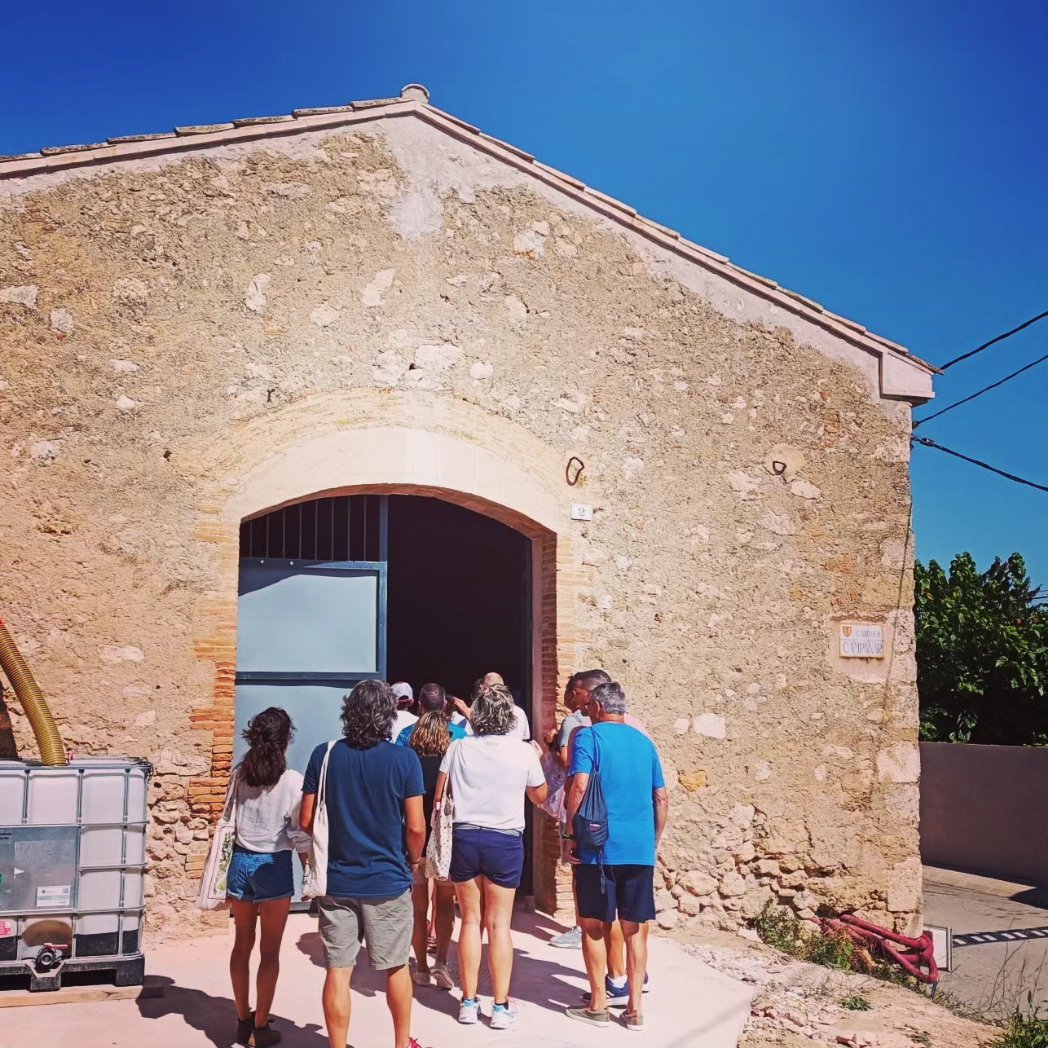 First visit to El Jardí dels Sentits Cellar, still in works but looking fordward to receiving wine lovers who search to understand viticulture and wine making
#biodynamicfarming
#VisitCellar #OrganicFarmer
#NaturalWine #VinNaturel
#Enotourism #winelover #Masterclass
#Oenoturisme