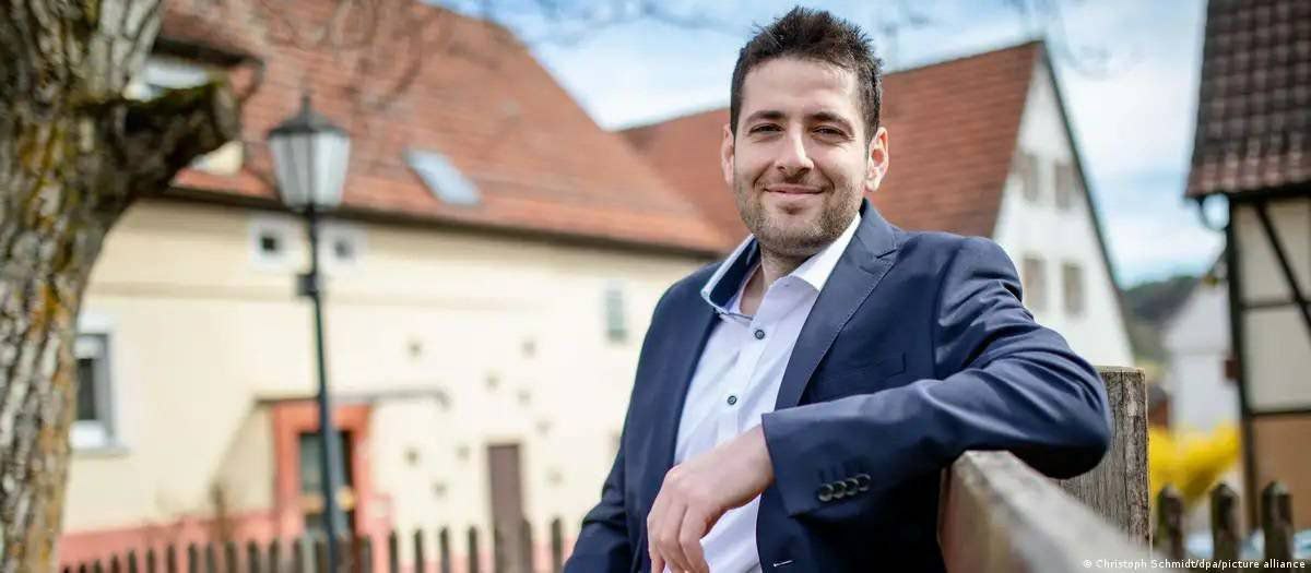 2015 yılında Suriye'den kaçarak Türkiye üzerinden Almanya'ya sığınmacı olarak giden Ryyan Alshebl, Ostelsheim belediye başkanlığı görevine seçildi.