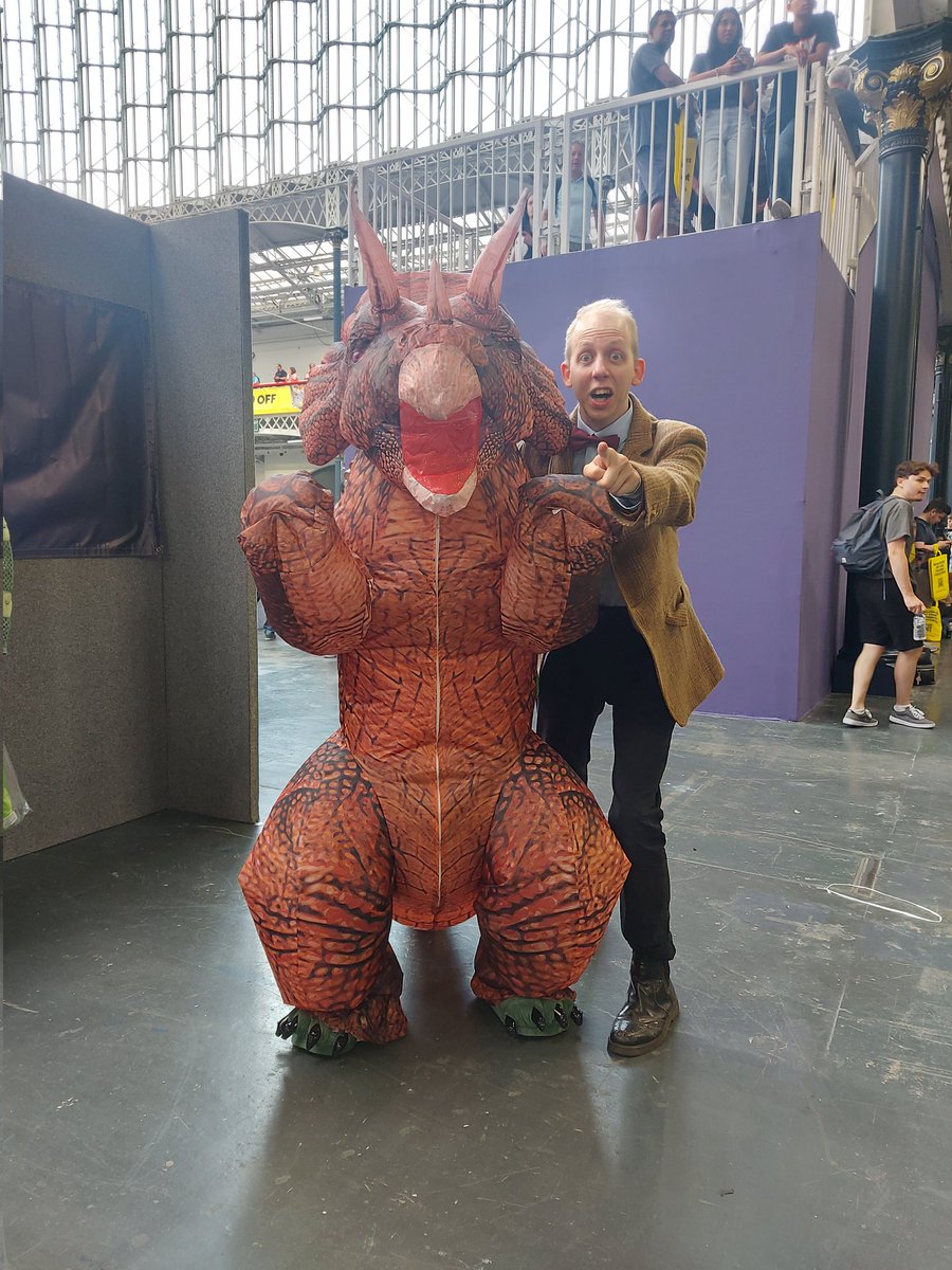 doctor_winter's tweet photo. HOW DO YOU START A TRICERATOPS?!?
LFCC was good chilled weekend. More pics to follow!
#lfcc2023 #11thdoctor #bowtiesarecool #doctorwho #triceratops https://t.co/YDUsSkxtab