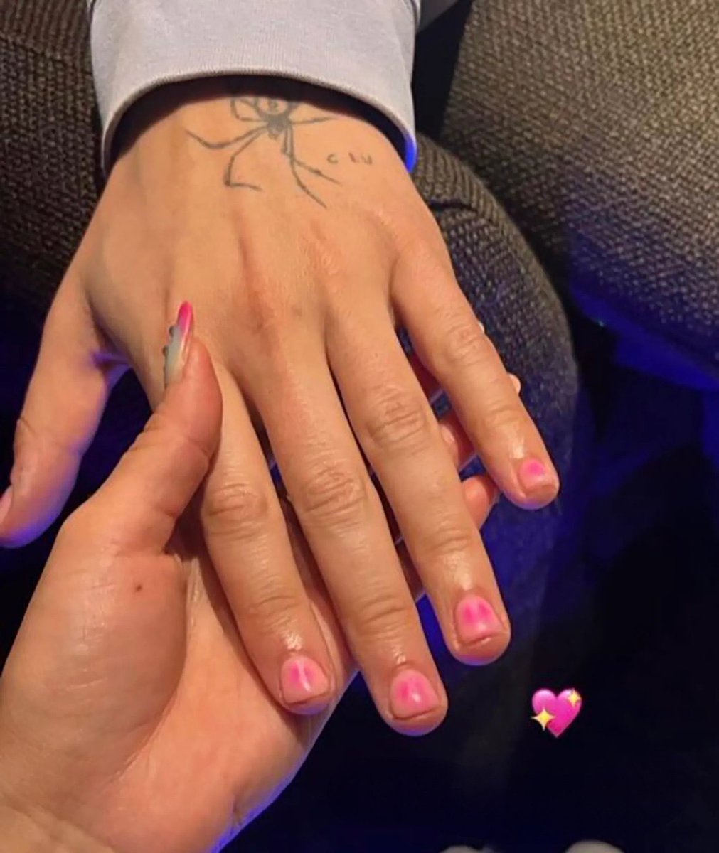 PopTingz's tweet image. Drake responds to criticism after painting his nails pink saying the “world is homophobic.&quot;