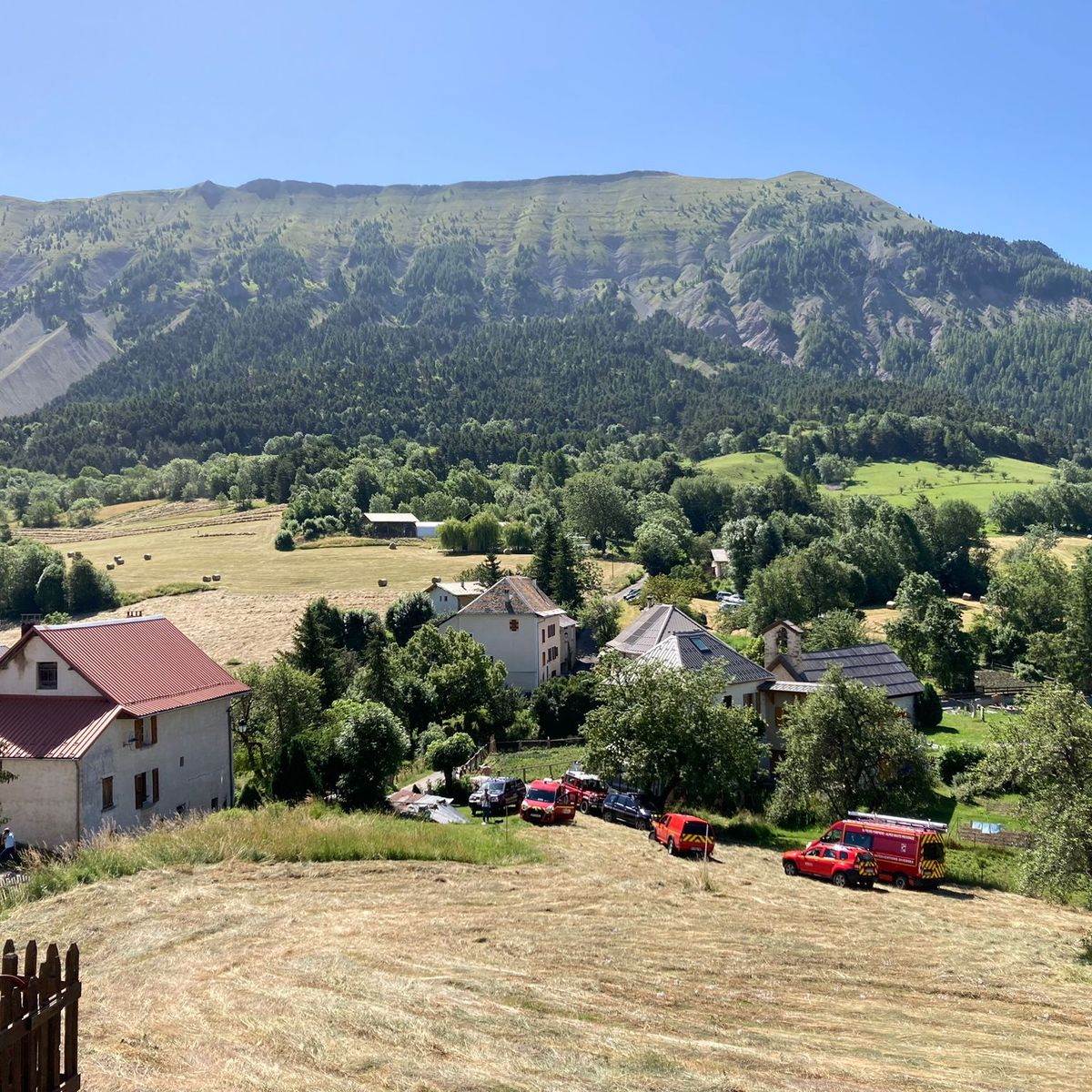 InfosFrancaises's tweet photo. APPEL À TÉMOINS -  Course contre la montre en cours pour retrouver #Émile, petit garçon de deux ans porté disparu depuis samedi au Vernet, dans les Alpes-de-Haute-Provence. "Les 48 premières heurs sont cruciales". "Aucune hypothèse n'est privilégiée" (préfet / procureur / Le Parisien).