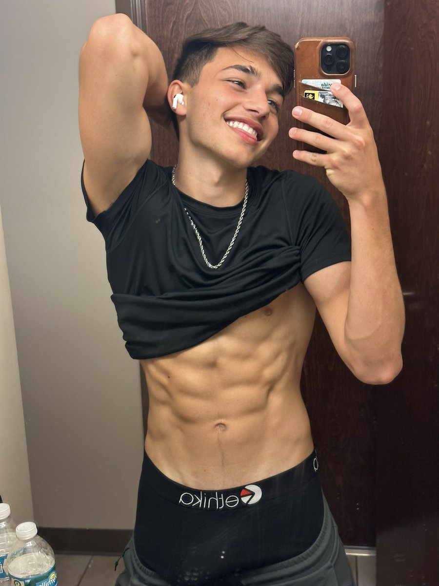 Yo guys! Hope everyone is doing great! My tiktok with 250k followers just got UNbanned! I’m feeling better now! Gonna start doing live streams on twitter and tiktok! Also check out spicier mirror pics for free on onlybrad.fans !