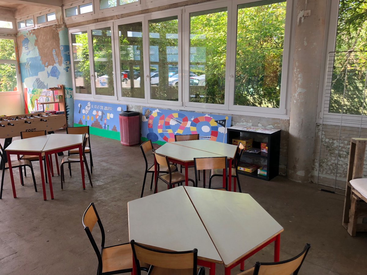 Après une semaine d’atelier rénovation foyer, les élèves ont enfin leurs différents espaces lecture, jeux, détente, expo et recyclage au foyer <a href="/clgBouligny/">Collège de Bouligny</a>  

Merci à tous les élèves et adultes qui ont participé et aidé à l’aménagement jeudi soir et vendredi toute la journée !
