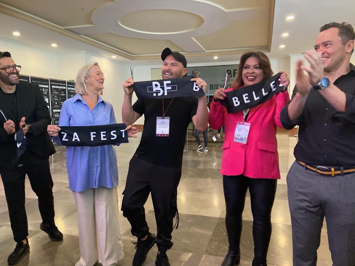 ¡Gracias por la foto a la Revista <a href="/AltoPeinado/">Revista Alto Peinado</a>!

Panel estelar con Iván Rodríguez, Wendy Hesketh, Alexander Kiryliuk, Andrea Narváez y Marcos Gottfried. 

Inaugura con éxito Belleza Fest.