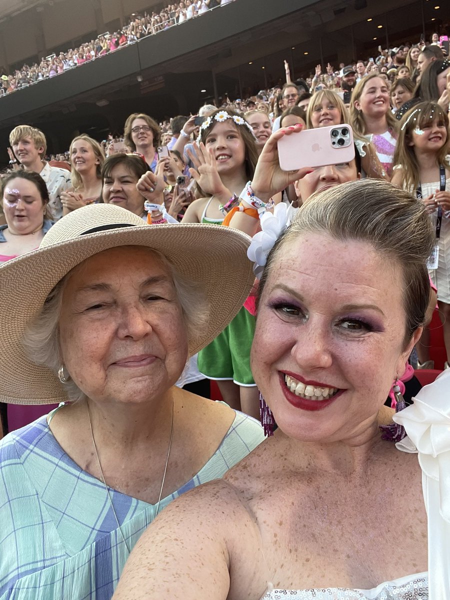chefmolls's tweet photo. My mom and I had the time of our lives last night at @TSTheErasTour 👏🏼💜🫶🏼
#KCTSTheErasTour
#KCN2 https://t.co/gW4nX4ndnv