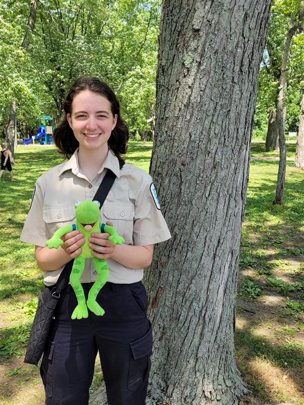#StaffSunday

Meet Emma, Rideau River's Discovery Guide!

This is Emma's first year working for Ontario Parks. Her favourite part about being a Discovery Ranger is encouraging visitors to explore the park and make discoveries!