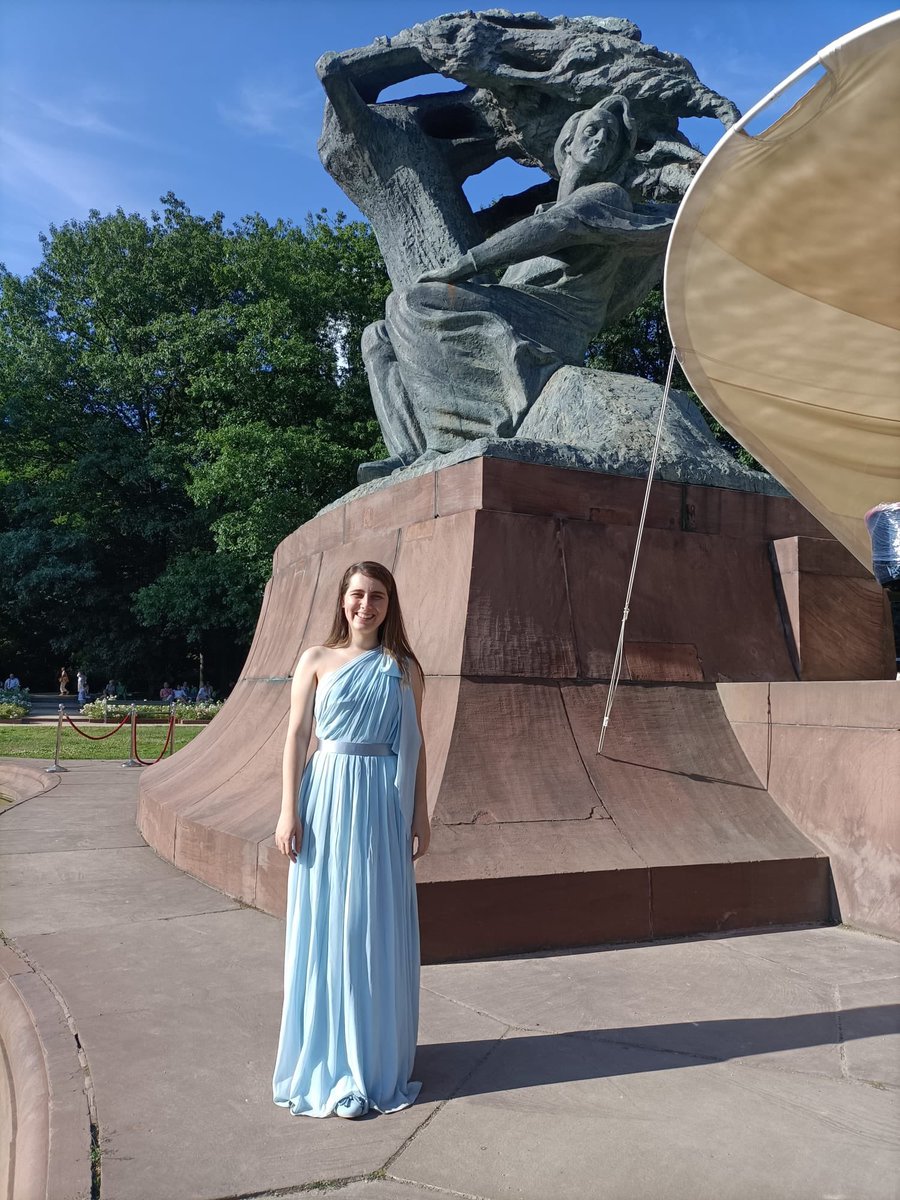LucaFranchettiP's tweet photo. Crowded Łazienki Park for outstanding 🇮🇹 young pianist @Michelle_Cand. Enchanting performance under the eyes of Chopin @ItalyinPoland @PLinItalia 
Grazie Michelle! https://t.co/vNypZyCOVh