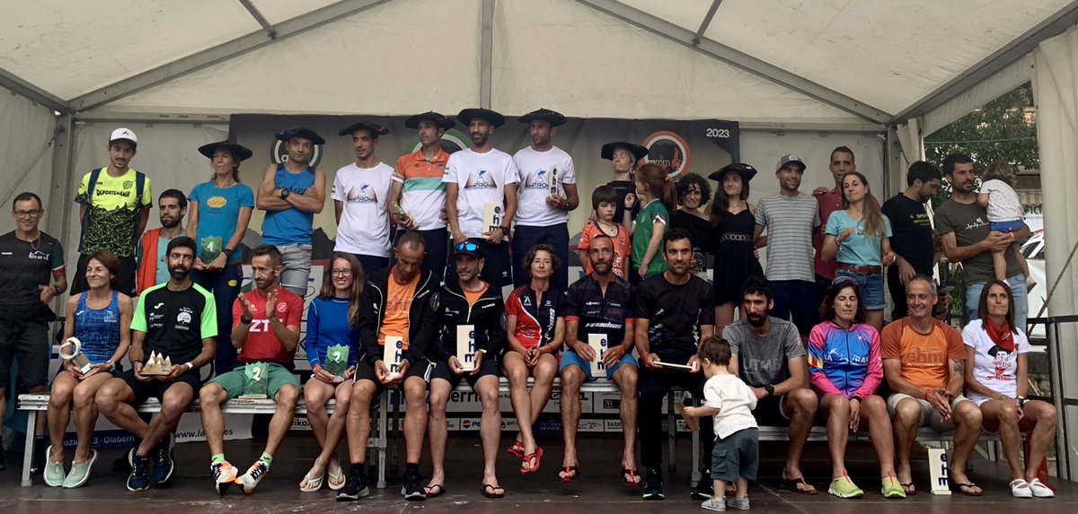 HASTA SIEMPRE, EHUNMILAK! 
La tradicional foto de familia con las txapelas cierra la  <a href="/EhunmilakG2/">Ehunmilak UltraTrail</a>. 
Ya falta menos  #ehunmilak24 !!
👉 CARRERASDEMONTANA.COM
👉 YOUTUBE.COM/MOXIGENO