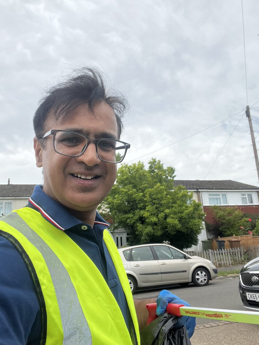 Today I attended a community litter picking in wood street village in my ward. Good turnout from local residents. Great conversation with people in the pub afterwards. #worplesdon #councillorlife #guildford