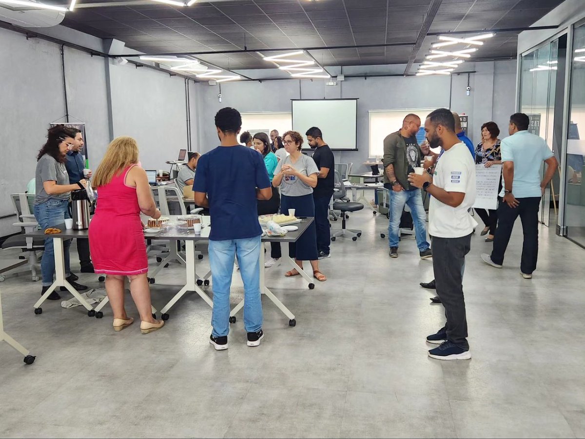 cufa_es's tweet photo. Esse é o registro de um dia muito especial em que estivemos em treinamento com a empresa Suzano, e iremos atender 1400 mulheres empreendedoras durante 2 anos. 

#cufa #cufaes #empreendedorismo #mulheres #empoderamento #riqueza #favela https://t.co/LN81BQV83X