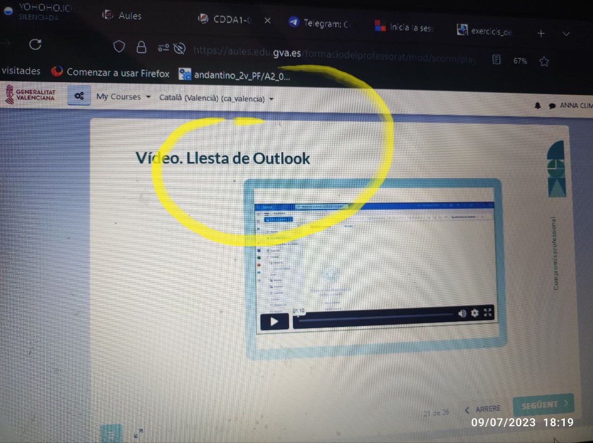 AnnaCM_Alcoi's tweet photo. @jordi_a Mira el nivell del curset en idioma, fet en castellà i traduït amb el Salt (imagine). Lista de Outlook es diu "Llesta d'Outlook". En fi... vinga a dir en el curset que al darrere de les pantalles hi ha una persona humana... https://t.co/KXKGkOaFrg