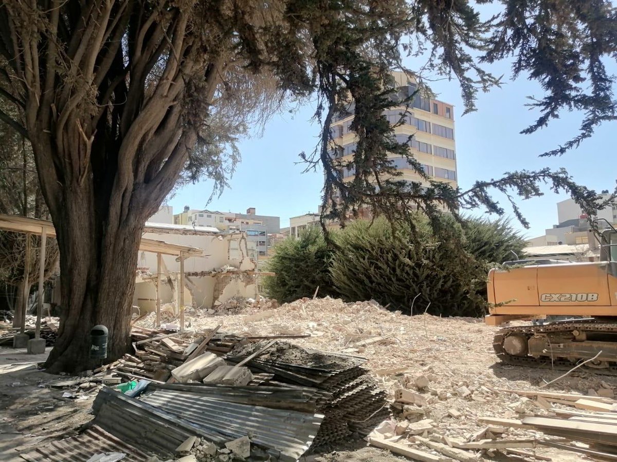 LaPatriaDigital's tweet image. Material demolido del Hospital General 'San Juan de Dios' encuentra una segunda vida La Asociación de Sordos Oruro (Asoru) recicla escombros para reconstruir su panadería
Lee más aquí: nota.bo/iKoiS
#DemoliciónHospital #SaludOruro #ReciclajeCreativo