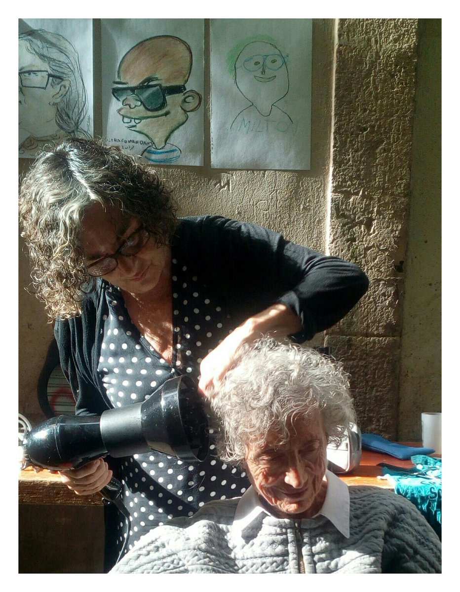 Recordo quan la Llum va tenir la idea d'omplir un matí de resistència al desnonament obert de la Manuela amb una sessió oberta de perruqueria al carrer Obradors.
Era així. Sempre tendra, solidària, alegre. 

Et trobarem molt a faltar i no t'oblidarem mai, estimada! 🖤❤️