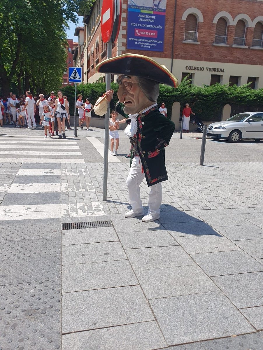 JaviGoni_'s tweet photo. El descanso del guerrero #caravinagre #sanfermin23 #sanfermines #Pamplona https://t.co/yTEpvHemBH