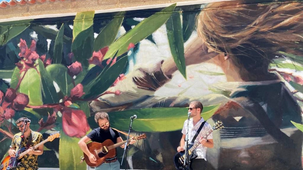 Un mural con música ‘En un rincón del universo’
avilared.com/art/70677/un-m…

<a href="/GoteleBand/">Gotelé</a>