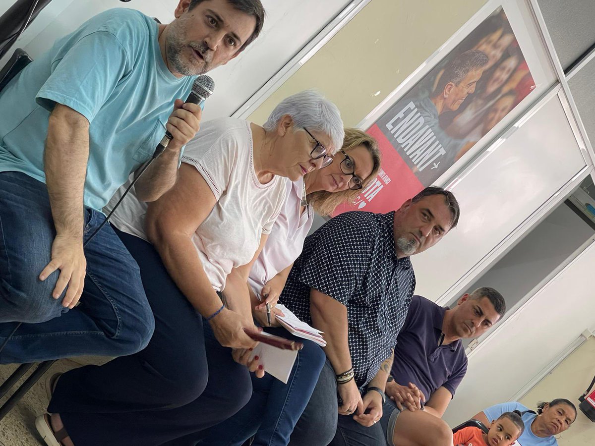 PSCLH's tweet photo. El proper #23J es decideix si caminem endavant o fem marxa enrere. Espanya continuarà avançant de la mà de @sanchezcastejon

Fem territori amb els candidats i candidates de #LHospitalet, avui a l’agrupació nord explicant el projecte socialista!
#EspañaAvanza
#VotaPSC https://t.co/3ud1m7YiX8